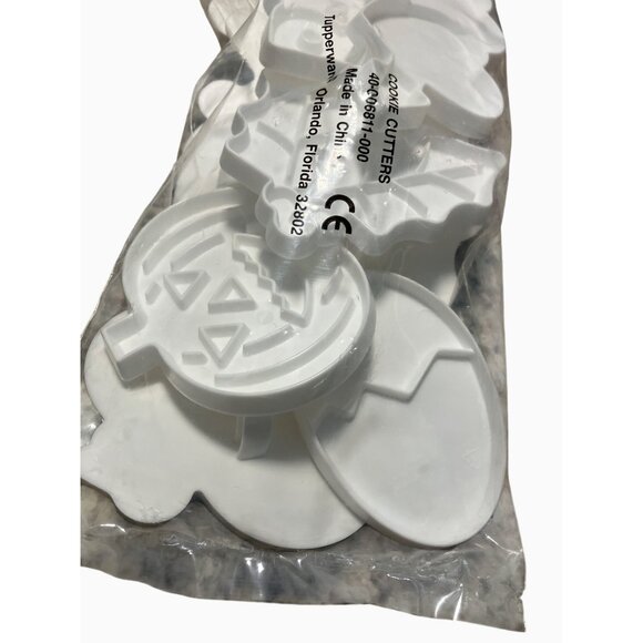 Tupperware White Plastic Holiday Cookie Cutters Set Of 10 Halloween Valentines - Picture 5 of 12